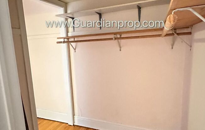 Studio Lakes Uptown Apartment, Blocks from Both Lakes, Hardwood Floors, One Month Free