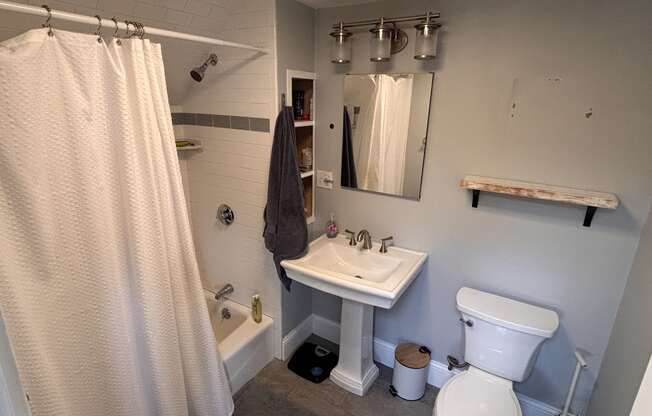 2 beds, 1 bath, $2,800, Unit 3