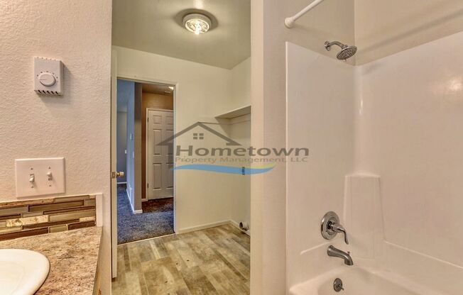 2 beds, 1 bath, 896 sqft, $1,400, Unit Unit 3