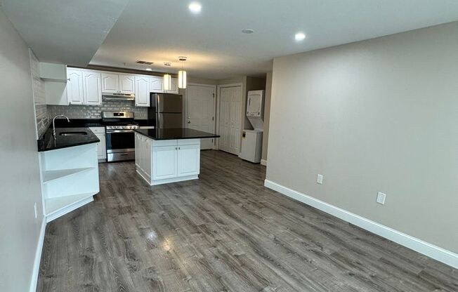 2 beds, 1 bath, 680 sqft, $2,525, Unit 23-23