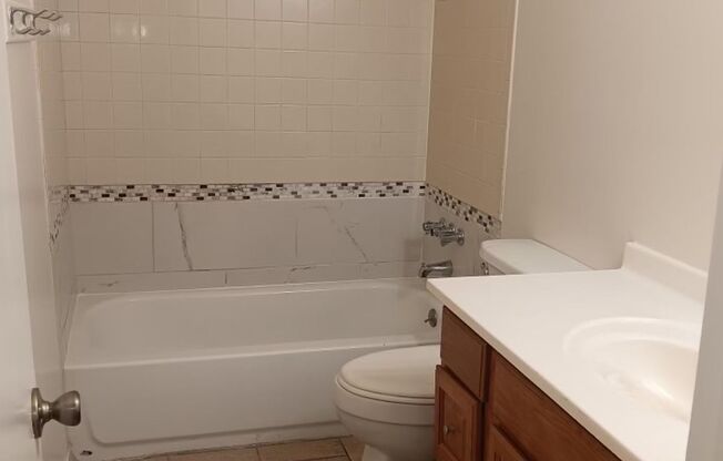 1 bed, 1 bath, $575, Unit 9