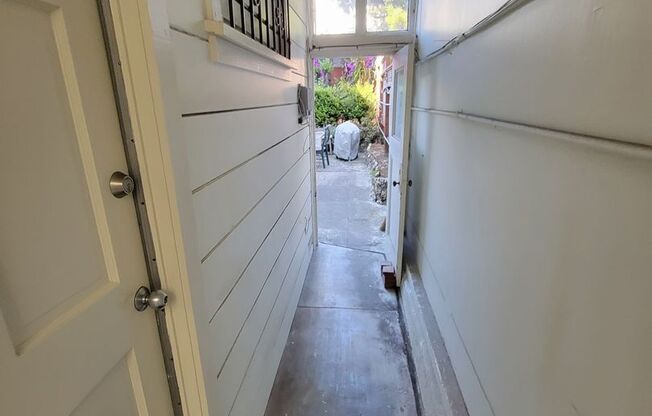 $2400 Secluded 1 Bed / 1 Bath charmer w-parking, storage, & garden/ Lower Russian Hill