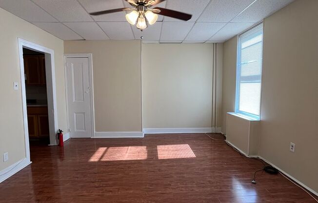 3 beds, 1 bath, $1,800, Unit 2