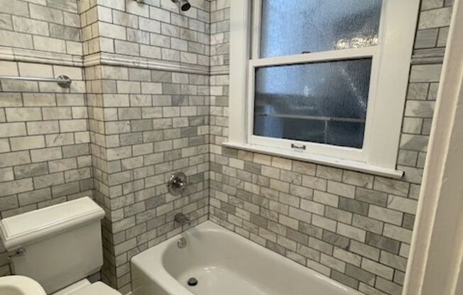 Studio, 1 bath, 300 sqft, $1,124, Unit 27