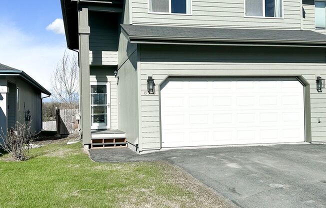Beautiful Duplex, High End Finishes with LAKE FRONT VIEWS!