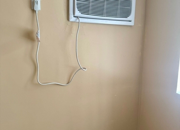 2 beds, 1 bath, 1,020 sqft, $2,300, Unit E112