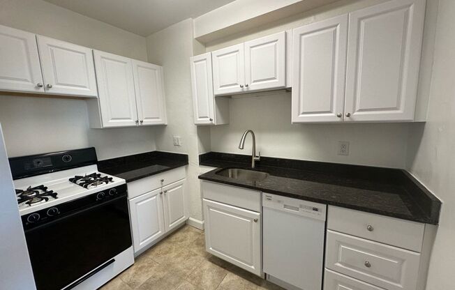 1 bed, 1 bath, 768 sqft, $1,400, Unit Royal York 807