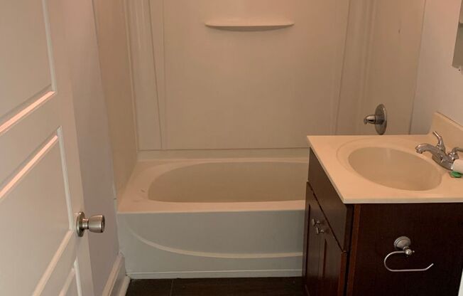 3 beds, 1 bath, $1,800, Unit Apt.  5