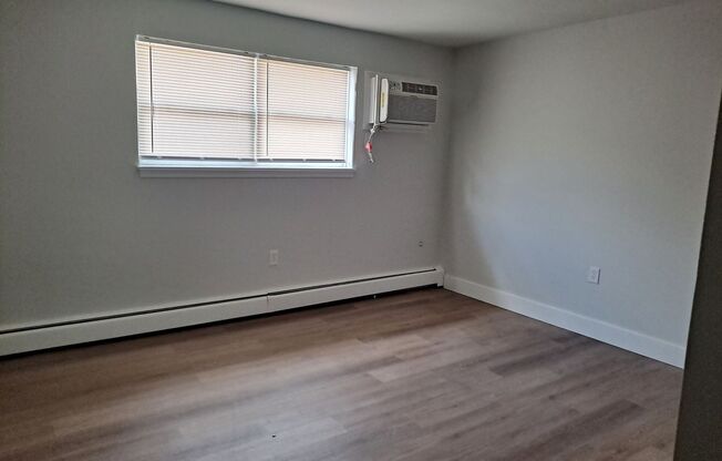 2 beds, 1 bath, $1,900, Unit 202
