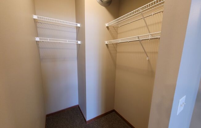 2 beds, 1 bath, $1,050, Unit 109