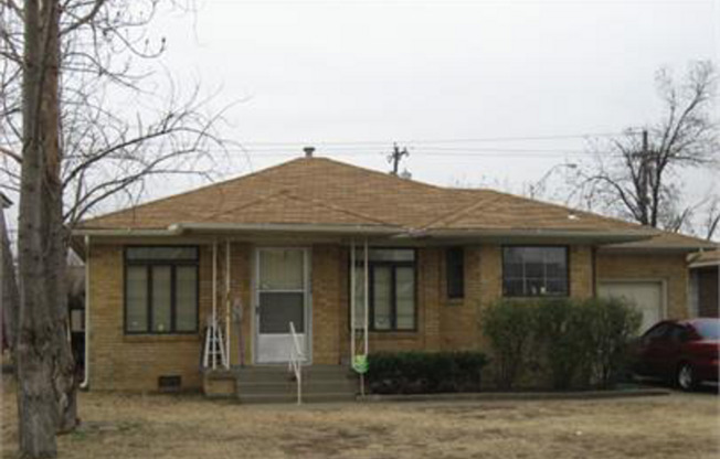 Spacious 2 bed/1 Bath with Office in OKC: 3428 NW 24th