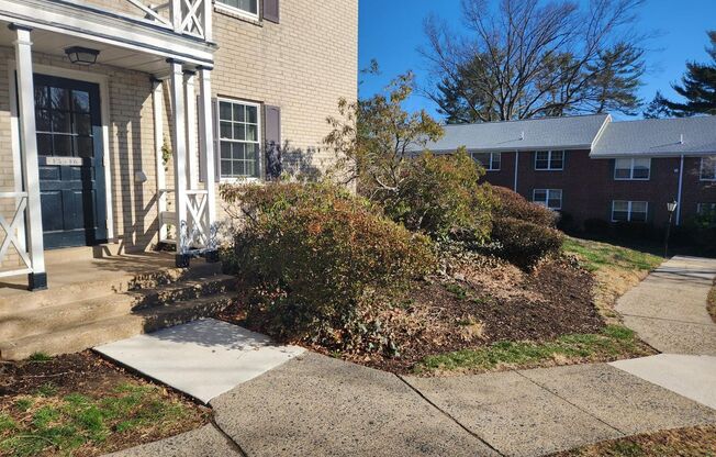 2 beds, 1 bath, 897 sqft, $2,275, Unit F-05