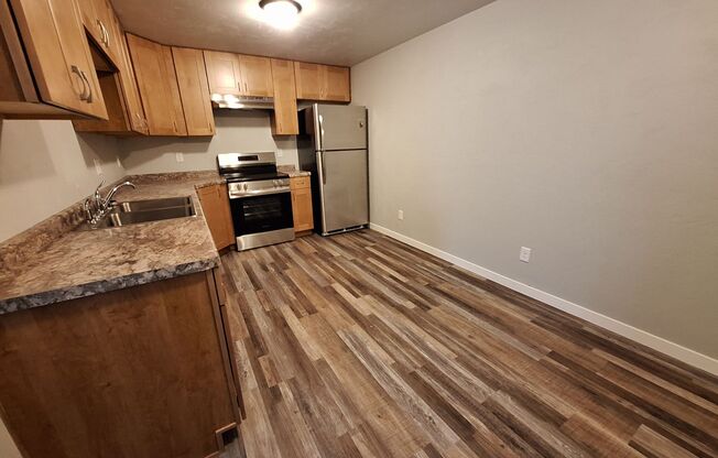 2 beds, 1 bath, $1,395, Unit 692 S. Olson Ave.