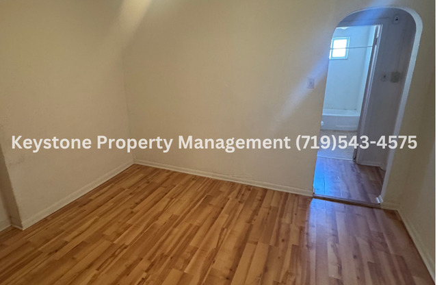 Conveniently located -  Downtown Apartment in 4-Plex with 2 Bedrooms/1 Bath $925/$925