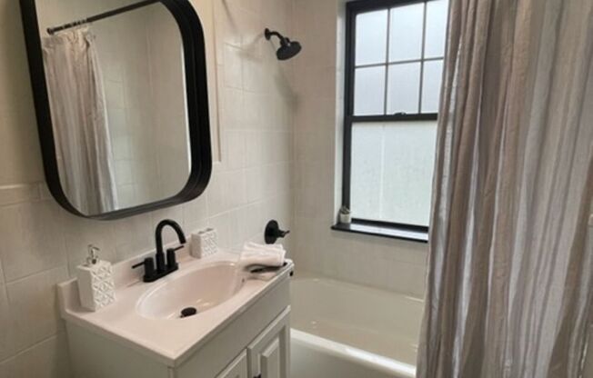 1 bed, 1 bath, 700 sqft, $2,225, Unit B10