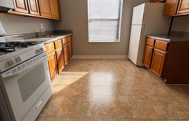 2 beds, 1 bath, 930 sqft, $1,250, Unit WL 302