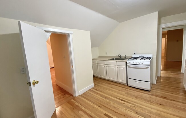 2 beds, 1 bath, $2,600, Unit 3