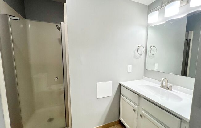 3 beds, 2 baths, $1,425, Unit 2714-204