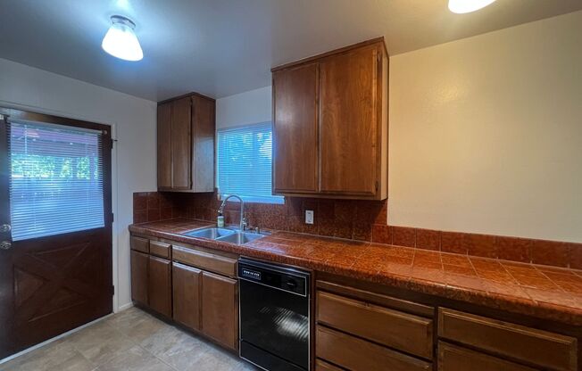 NICE 3 BEDROOM HOME IN ROSEVILLE!