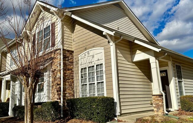 End Unit Townhome in Callonwood, Matthews! Near I-485