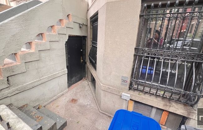 453 W 148 ST