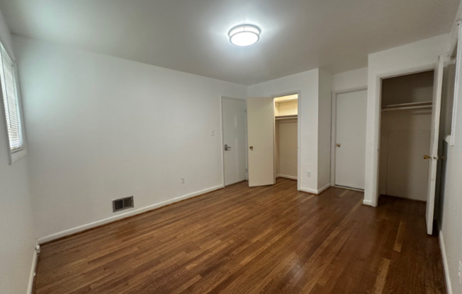 1608 JARVIS AVE