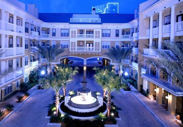 Gorgeous 2 bedroom with Courtyard view!