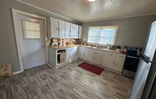 2 Bed House w/ Wooden floors, Large Front porch, Central HVAC & Huge yard!