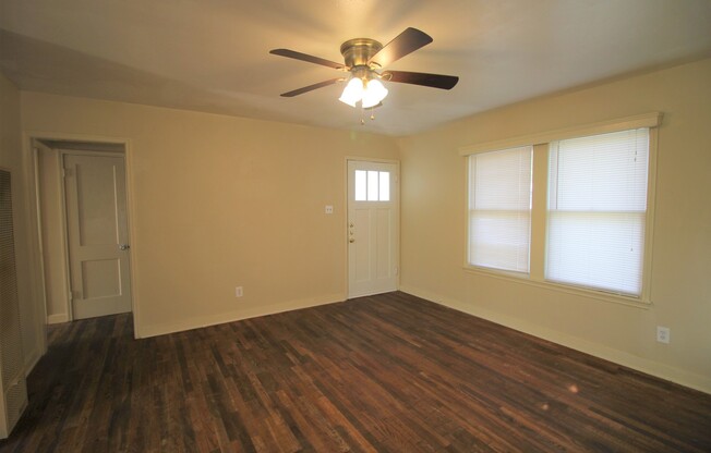 Cottage Style 1/1 Duplex Near Downtown New Braunfels / Interior Washer & Dryer Connections / NBISD