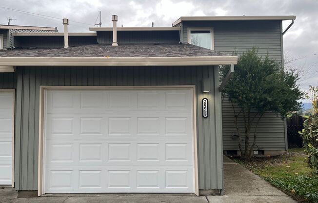 2bd/1.5Ba Duplex in NW Portland in a Quiet Bethany Neighborhood ~ Single Car Garage and Washer/Dryer Hooks Ups!!!