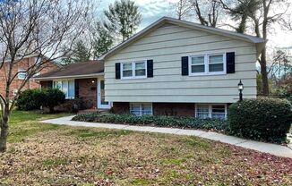 Spacious Split-Level Home In Knollwood Manor!