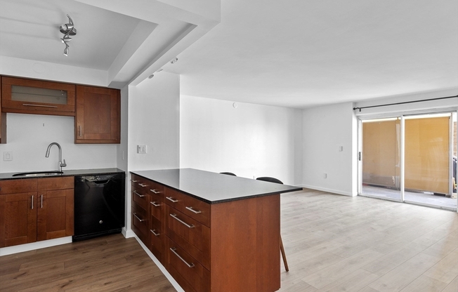 1 bed, 1 bath, 670 sqft, $2,100, Unit 6G