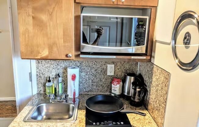 Studio, 1 bath, 200 sqft, $825