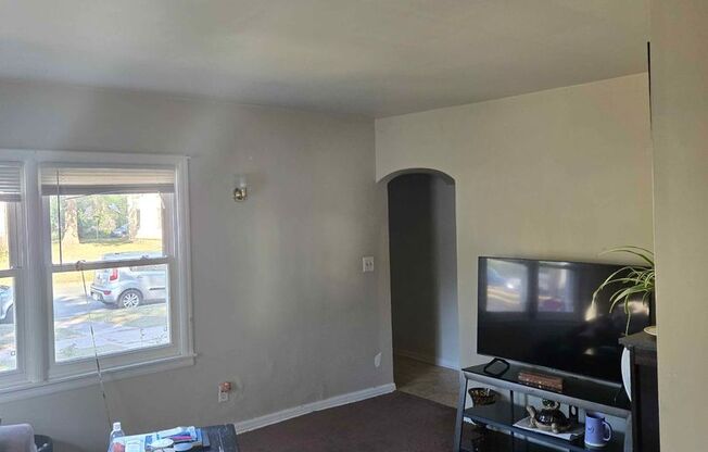 2 beds, 1 bath, $1,095, Unit 603 Ripley Avenue