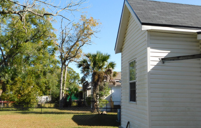 1267 W 4 ST