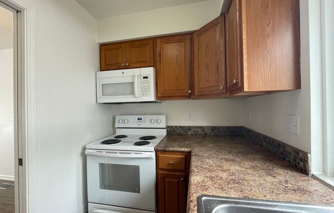 2 beds, 1.5 baths, $1,295