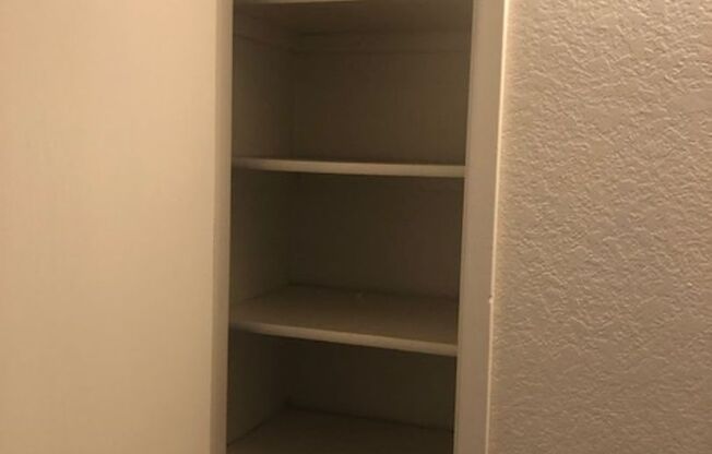 2 beds, 1 bath, 825 sqft, $1,300, Unit 124