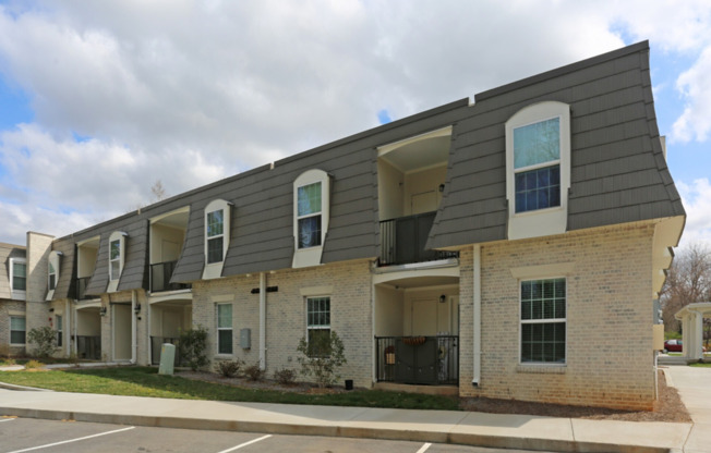 Courtyard Commons - Apartments on West Main