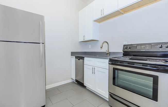Spacious Retreat with Hardwood Floors, High Ceilings & Prime Downtown Seattle Location!