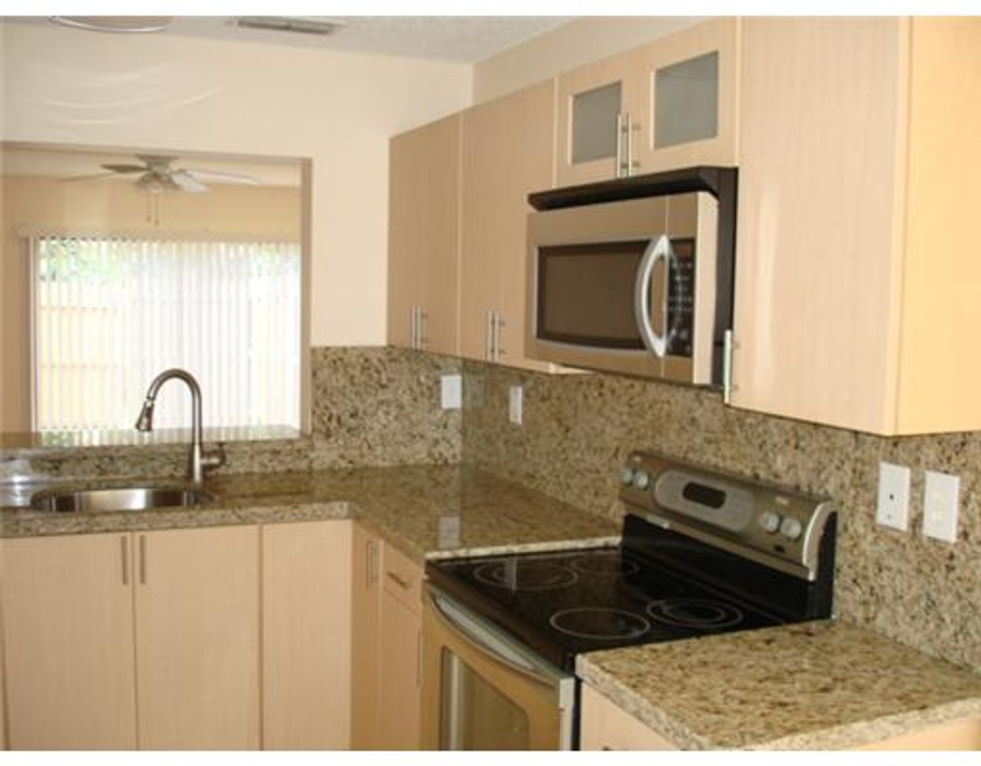 Townhome 2 Bedroom 2.5 Bathroom and fenced backyard