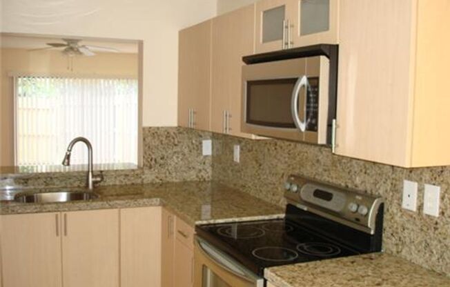 Townhome 2 Bedroom 2.5 Bathroom and fenced backyard