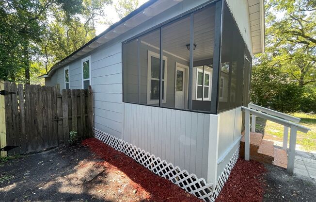 4/2 Single Family Home : Available Now!