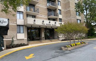 Lovely Studio Condo Unit in Rockville!