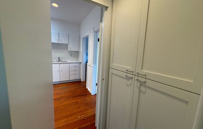 2 beds, 1 bath, 1,000 sqft, $4,500, Unit 375 Crescent Ave