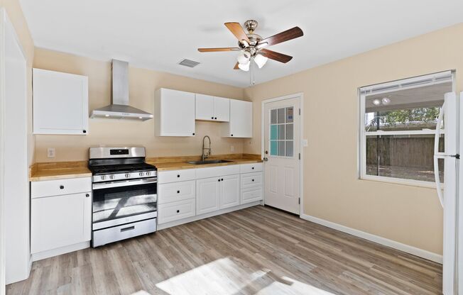 Remodeled 2 bedroom 1 bath duplex located near the Duckpond area