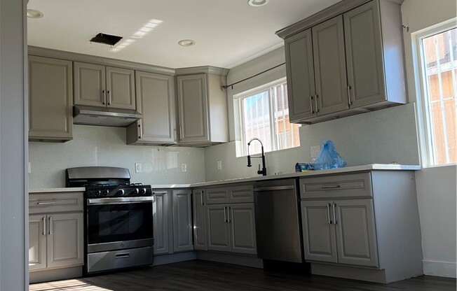 466 E 41 ST