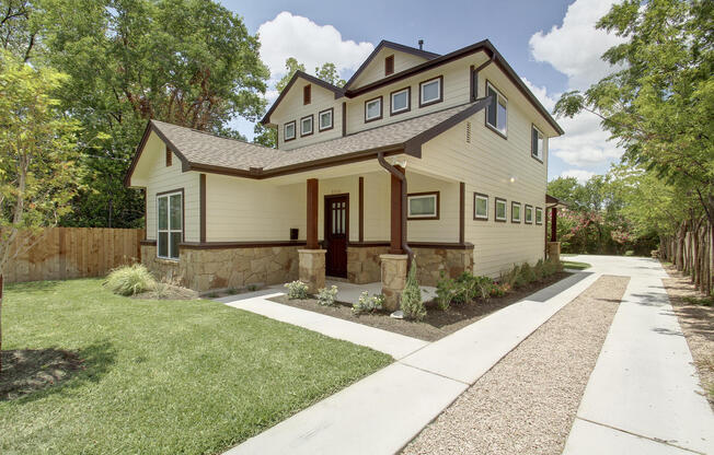 UT PRE-LEASE: Wood Floors, North Campus, Large Living Space, 2011 Construction, Custom High End Kitchen, Gorgeous Bathrooms