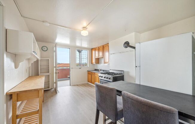 2 beds, 1 bath, $3,695, Unit 135 San Jose Ave