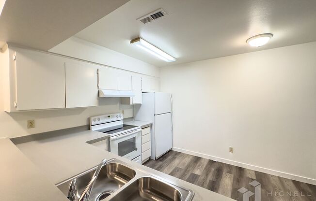 3 beds, 1 bath, $1,550, Unit 16