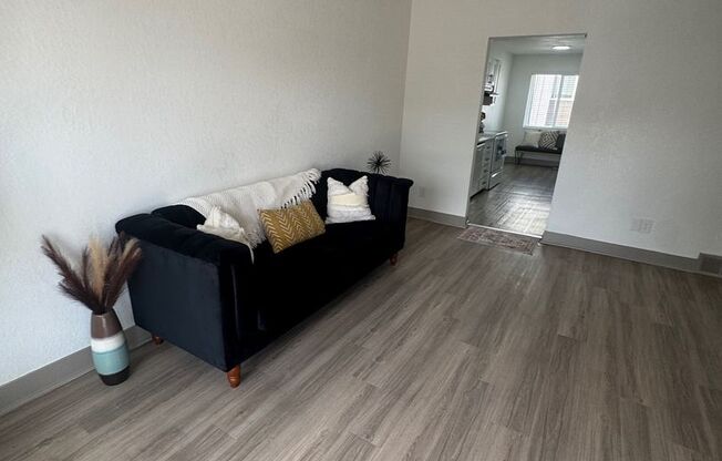 2 beds, 1 bath, 950 sqft, $1,295, Unit B5